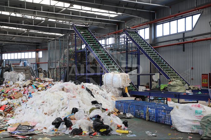 Έργο διαλογής και ανακύκλωσης πλαστικών απορριμμάτων στο Zhengzhou της Κίνας